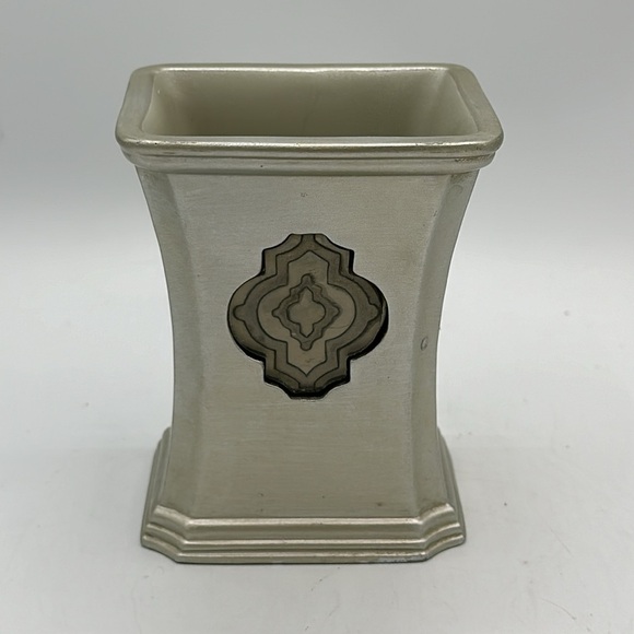 Three-piece bathroom set: tissue cover, toothbrush holder, and soap dispenser - Picture 5 of 8